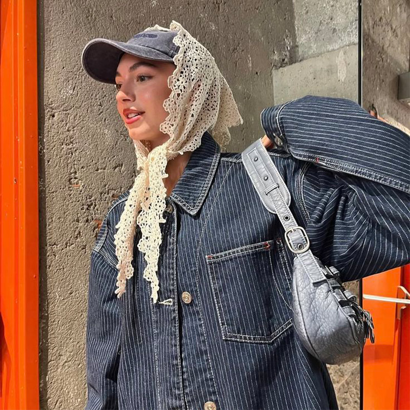 Vintage Fashion Looks - Вязаный крючком кружевной треугольный шарф в